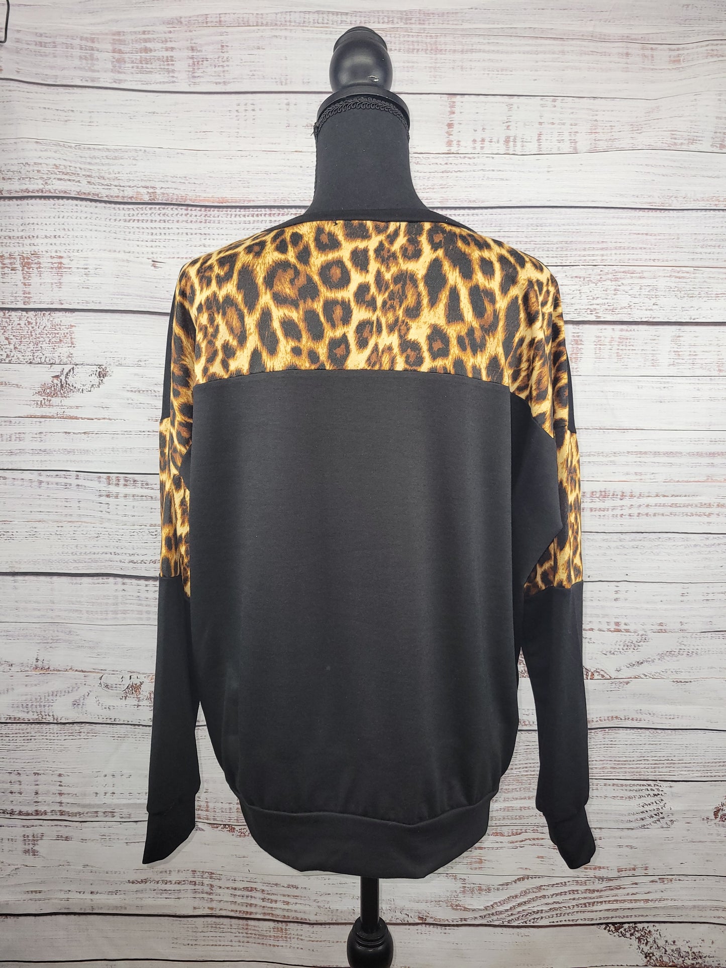 MAMA Long Sleeve Light Sweatshirt With Leopard Accents